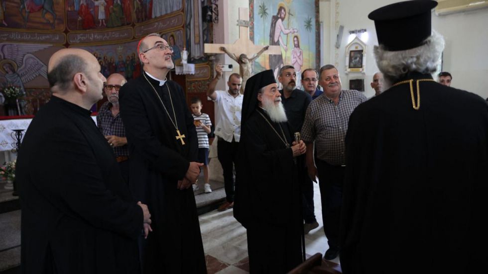 Los patriarcas de Jerusalén visitan Gaza tras el ataque israelí contra la única iglesia católica