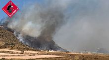 Amplio despliegue para tratar de controlar el incendio en Villena (Alicante)