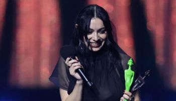 La cantante Charli XCX se casa en Londres con George Daniel