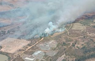 Amplio despliegue para tratar de sofocar los incendios forestales en Badajoz, Ávila, Alicante y Almería