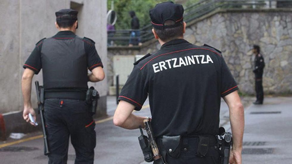 La Ertzaintza se despliega en Azpeitia tras un altercado en el que se increpó y agredió a policías