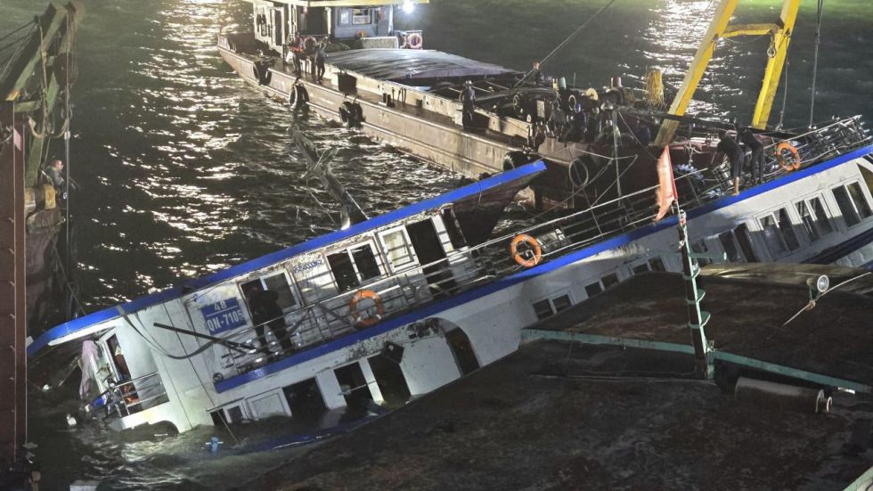 Al menos 38 muertos en el naufragio de un barco turístico en Vietnam