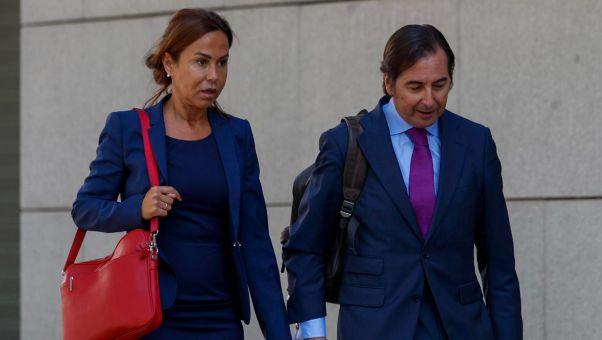 El magistrado de la Audiencia Nacional retira el pasaporte a ambos y les prohíbe salir de España.