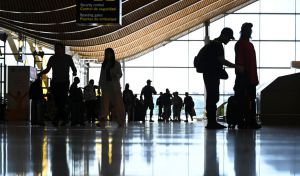 Aena prohíbe pernoctar desde este jueves en el aeropuerto de Barajas