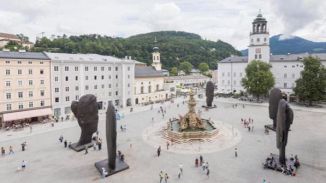 Instaladas cinco esculturas gigantes de Plensa en una céntrica plaza de Salzburgo