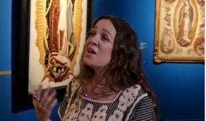 Natalia Lafourcade canta ante un cuadro de la Virgen de Guadalupe en el Prado