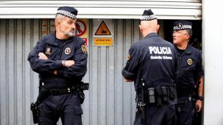 La Policía abate a un hombre que entró armado a una comisaría de Barcelona