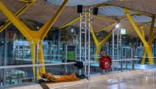 Madrid critica la decisión 'unilateral' y 'cruel' de AENA de desalojar a los 'sin techo' de Barajas