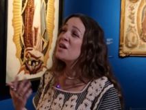 Natalia Lafourcade canta ante un cuadro de la Virgen de Guadalupe en el Prado