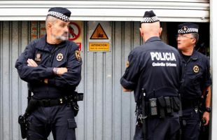 La Policía abate a un hombre que entró armado a una comisaría de Barcelona