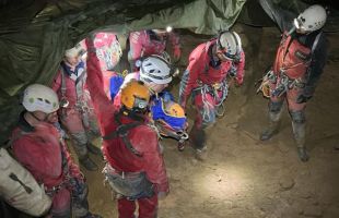 Localizados los tres espeleólogos catalanes perdidos en una cueva en Cantabria