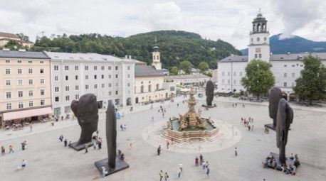 Instaladas cinco esculturas gigantes de Plensa en una céntrica plaza de Salzburgo