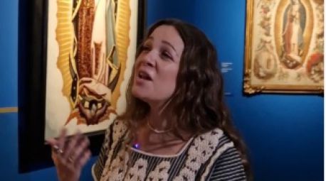 Natalia Lafourcade canta ante un cuadro de la Virgen de Guadalupe en el Prado