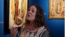 Natalia Lafourcade canta ante un cuadro de la Virgen de Guadalupe en el Prado