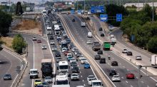 Varios accidentes y complicaciones a la entrada de Madrid en el final del puente