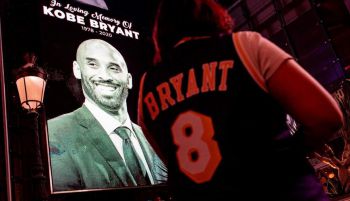 Subastadas por 240.000 dólares las zapatillas del primer partido como titular de Kobe Bryant