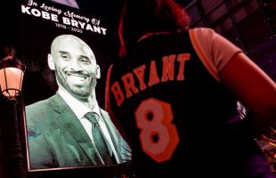 Subastadas por 240.000 dólares las zapatillas del primer partido como titular de Kobe Bryant