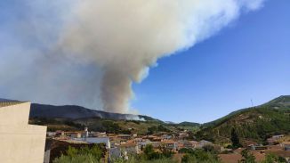 Aumenta el perímetro en el incendio de Las Hurdes, pero preocupa el otro flanco