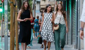 La Reina y la Princesa acuden al cine en Palma para ver un documental