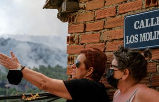 El avance del fuego en Ávila obliga a confinar de nuevo Mombeltrán