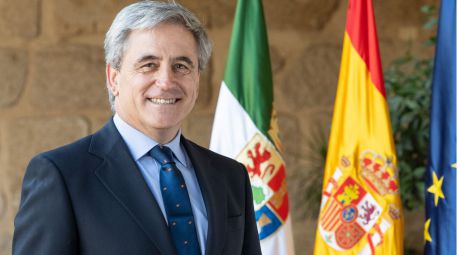 Dimite un consejero de la Junta de Extremadura por falsear su currículum