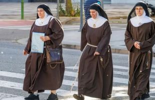 La jueza da la razón a la Iglesia y ordena el desahucio de las exmonjas de Belorado