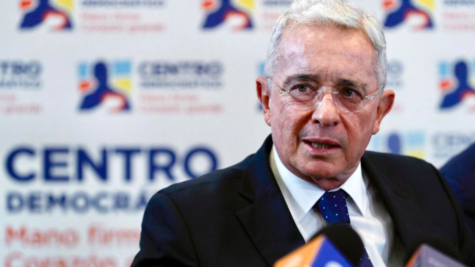 El expresidente colombiano Álvaro Uribe, condenado a 12 años de prisión domiciliaria