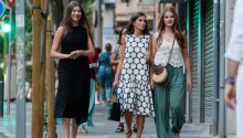 La Reina y sus hijas acuden al cine en Palma para ver un documental