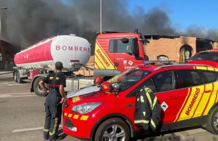 Los bomberos trabajan en evitar que se propague el incendio en una empresa en Vinaroz