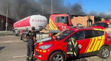 Los bomberos trabajan en evitar que se propague el incendio en una empresa en Vinaroz