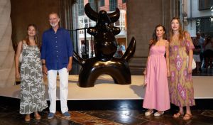 Los Reyes, la Princesa y la Infanta visitan una exposición de Joan Miró en Palma