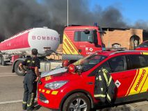Los bomberos trabajan en evitar que se propague el incendio en una empresa en Vinaroz