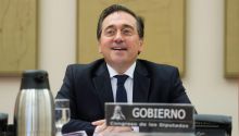 Albares defiende los contratos con Huawei, señalada por espiar para China