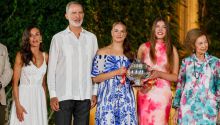 Leonor y Sofía asisten por primera vez a la recepción en Marivent
