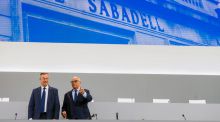 Sabadell da luz verde a la venta de su filial británica al Santander en pleno pulso con el BBVA