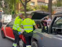 Atropello en la calle Doctor Esquerdo: muere una mujer mientras descargaba el maletero