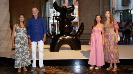 Los Reyes, la Princesa y la Infanta visitan una exposición de Joan Miró en Palma