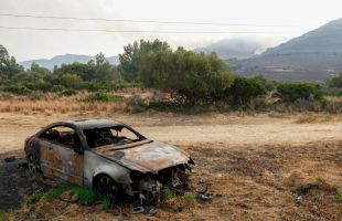 Autorizan el regreso de los desalojados por el incendio de Tarifa, que está estabilizado