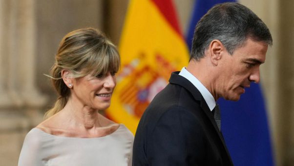 Las acusaciones sostienen que habría empleado una cuenta del Gobierno para fines particulares relacionados con sus actividades académicas y empresariales.