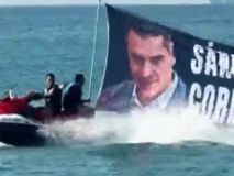 Hazte Oír lleva su campaña contra Sánchez a las playas españolas