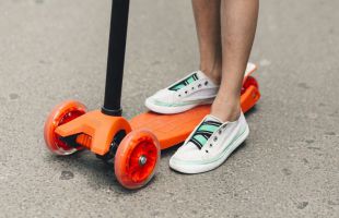 Muere un niño de 13 años tras caerse de un patinete en Fuerteventura