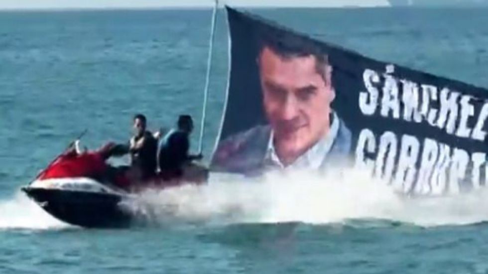Hazte Oír lleva su campaña contra Sánchez a las playas españolas