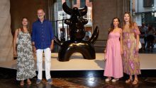 Los Reyes, la Princesa y la Infanta visitan una exposición de Joan Miró en Palma
