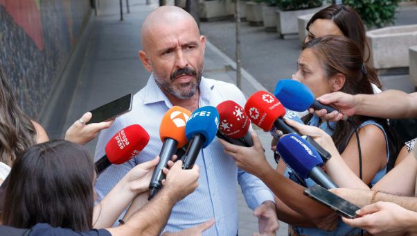 Tras la prohibición del Ayuntamiento de Jumilla, donde tiene mayoría, de celebrar actos religiosos en las instalaciones deportivas municipales.