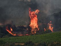 Megaincendio en Francia: la extinción del fuego tardará varios días