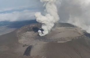 El volcán Kliuchevski en Kamchatka escupe cenizas a 10,5 kilómetros de altura