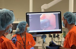 El Hospital Puerta de Hierro aplica una técnica innovadora para cerrar una fístula esófago-bronquial