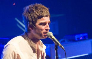 Liam Gallagher interrumpe un concierto para insultar al Ayuntamiento de Edimburgo