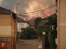 Las minas romanas de Las Médulas sobreviven al fuego y prosiguen los desalojos en Cádiz