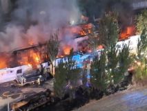 Desalojado un hotel por el incendio en una nave industrial en Getafe